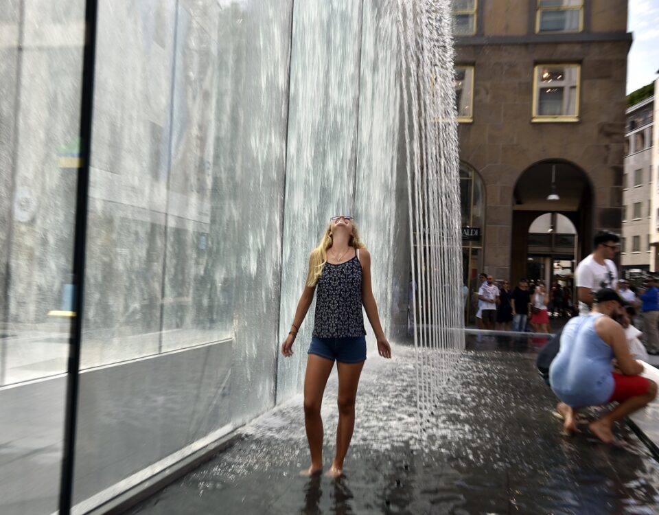 turista bagno fontana Milano