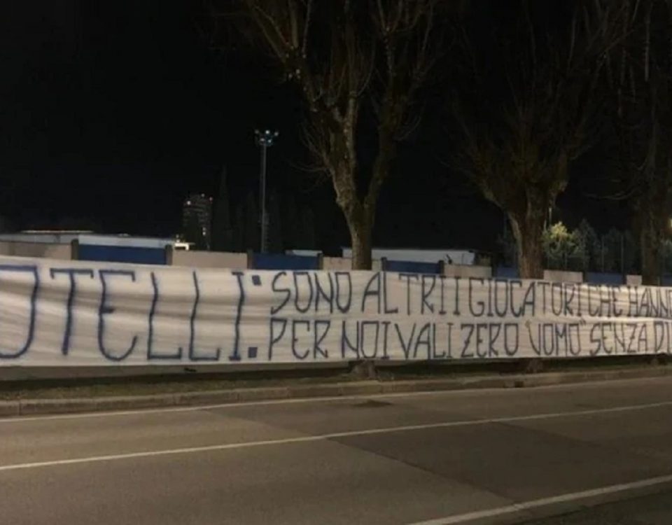 Balotelli striscione