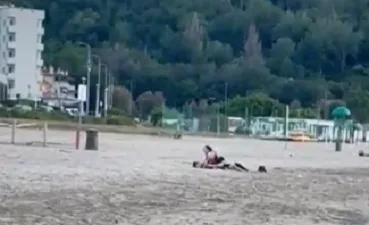 Coppia consuma rapporto intimo in spiaggia a Pesaro