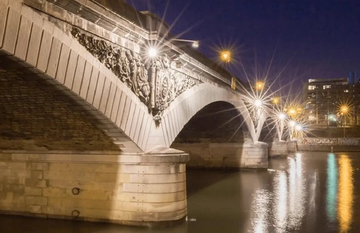 Corpo fatto a pezzi sotto al ponte ferroviario d'Austerlitz