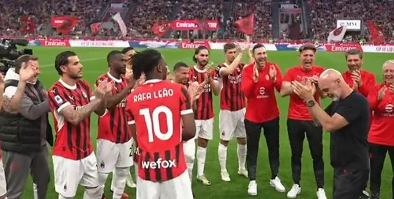 I calciatori del Milan salutano Pioli