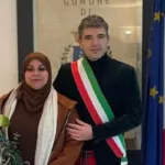 La vittima con il sindaco di Riccò dopo aver ricevuto la cittadinanza italiana