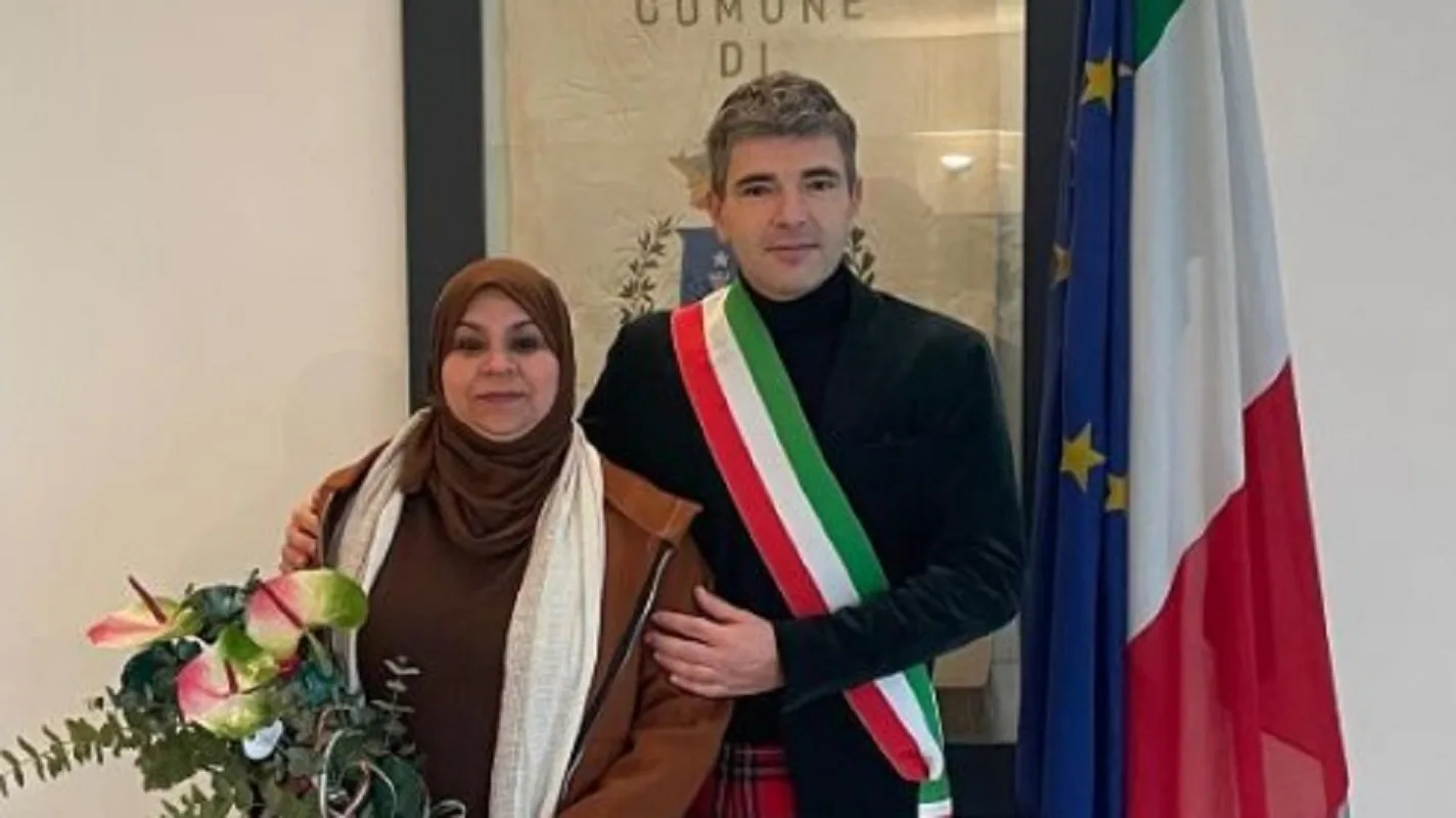 La vittima con il sindaco di Riccò dopo aver ricevuto la cittadinanza italiana