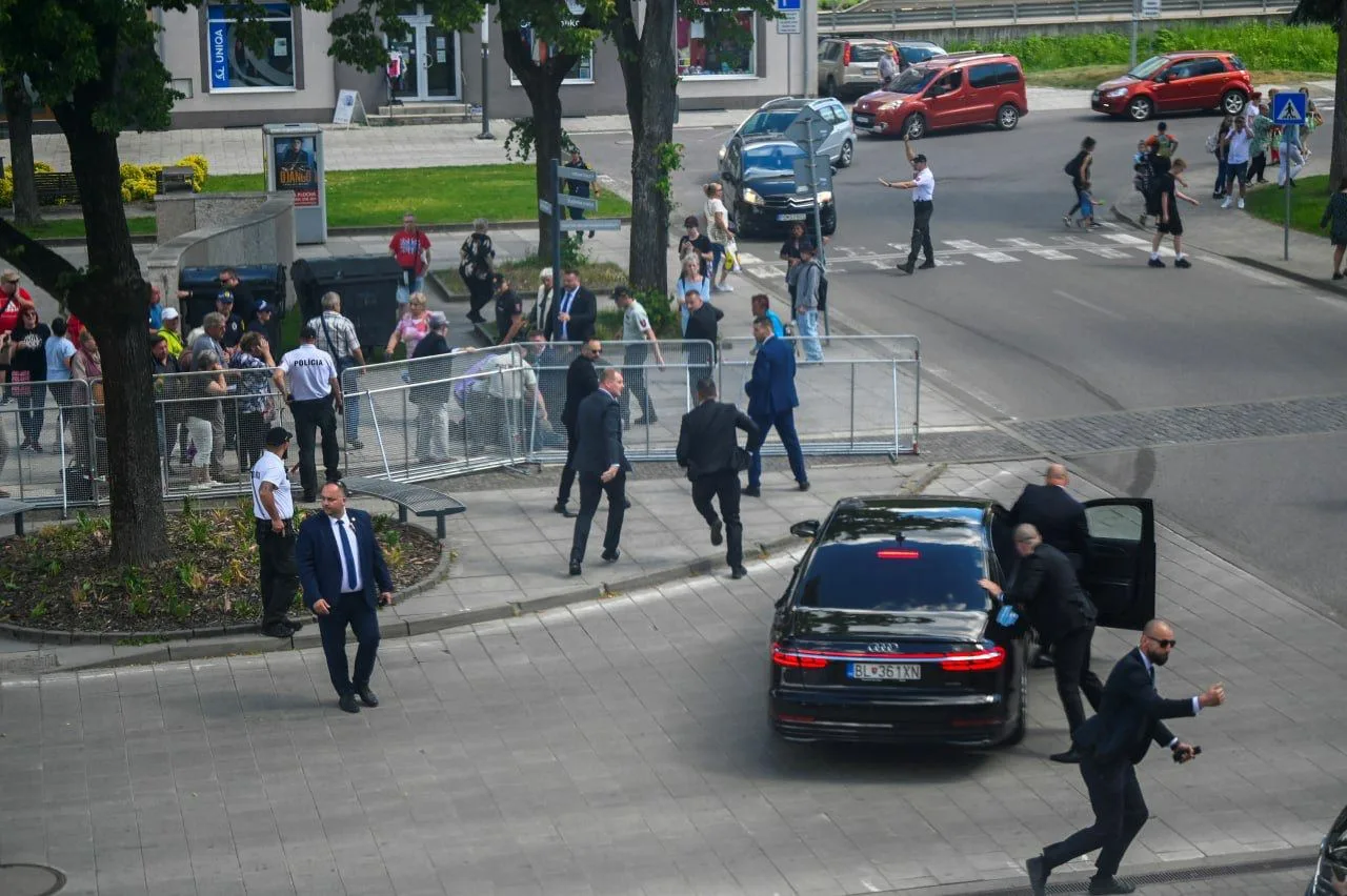 Robert Fico soccorso pochi istanti dopo l'attentato