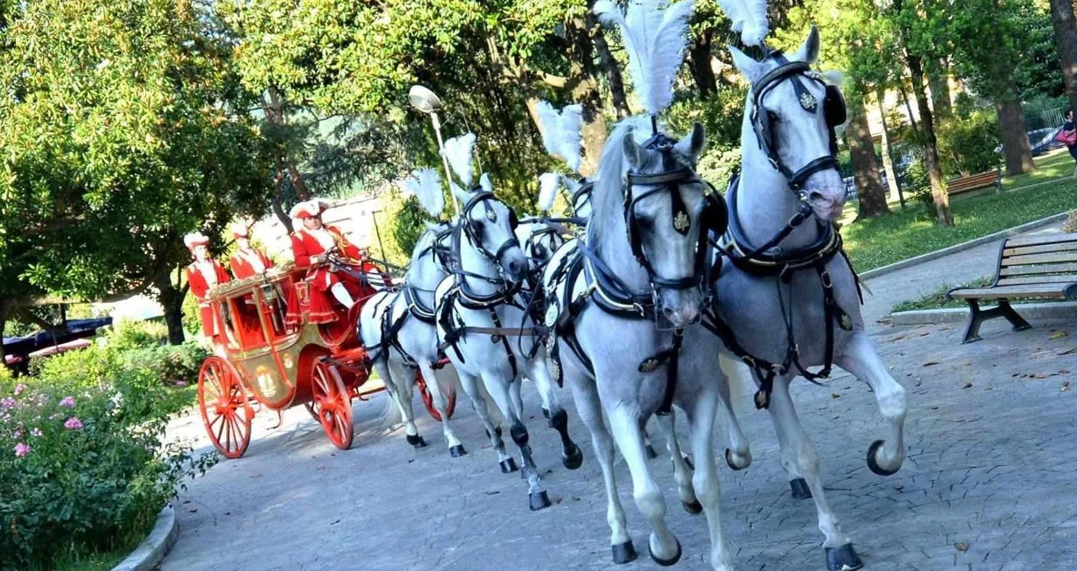 Sfilate di carrozze d'epoca sul lungomare di Salerno