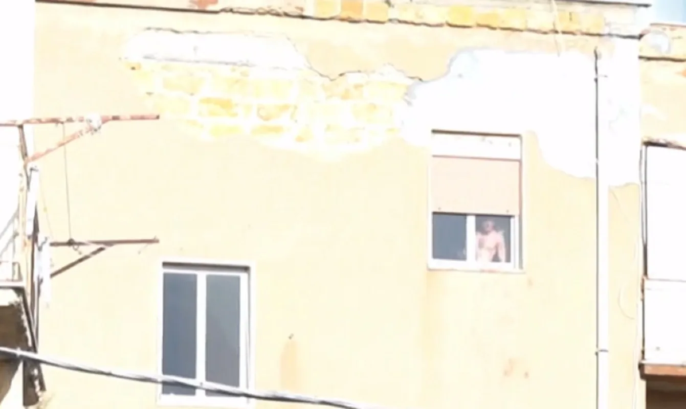 Si barrica in casa in provincia di Agrigento dopo aver accoltellato moglie e figli