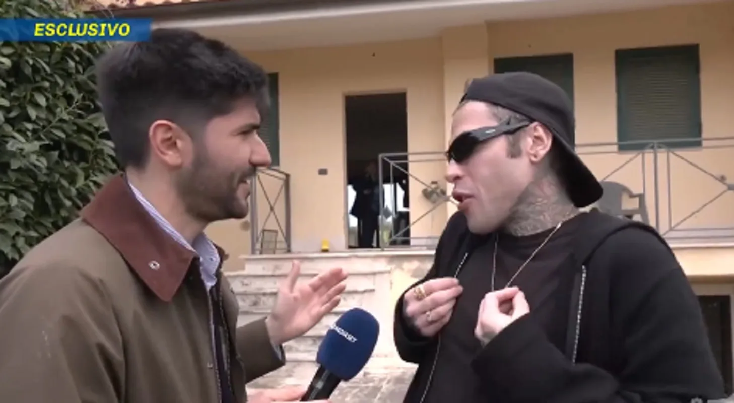 Una domanda dell'inviato di Pomeriggio 5 fa storcere il muso a Fedez