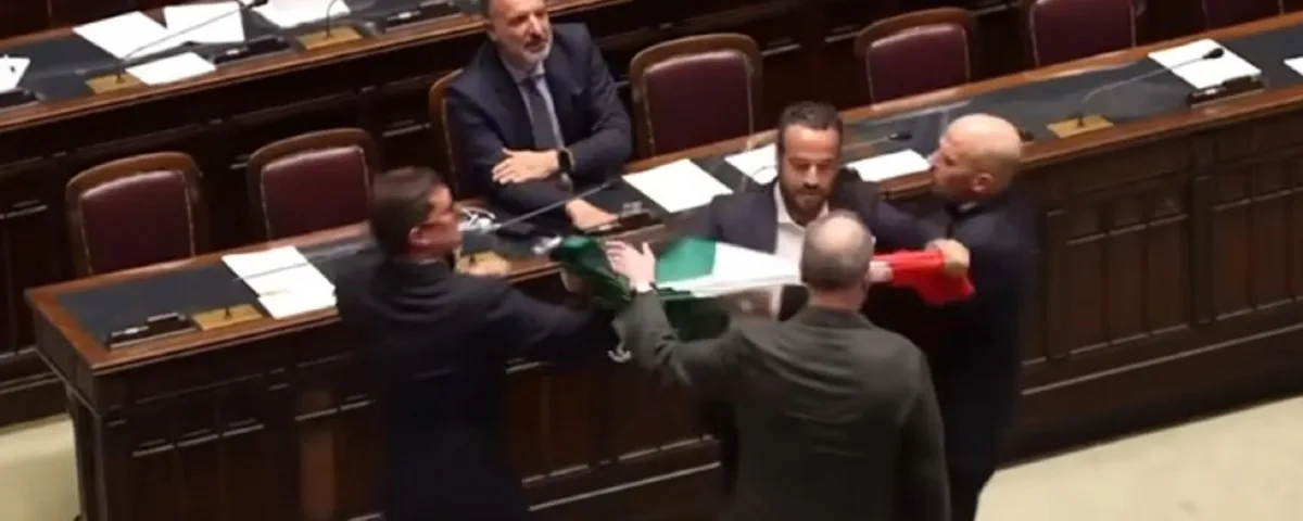 Donno mentre porta il tricolore a Calderoli e si scatena il caos