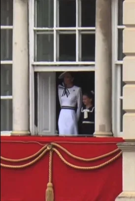 Kate Middleton si affaccia sul balcone con la figlia