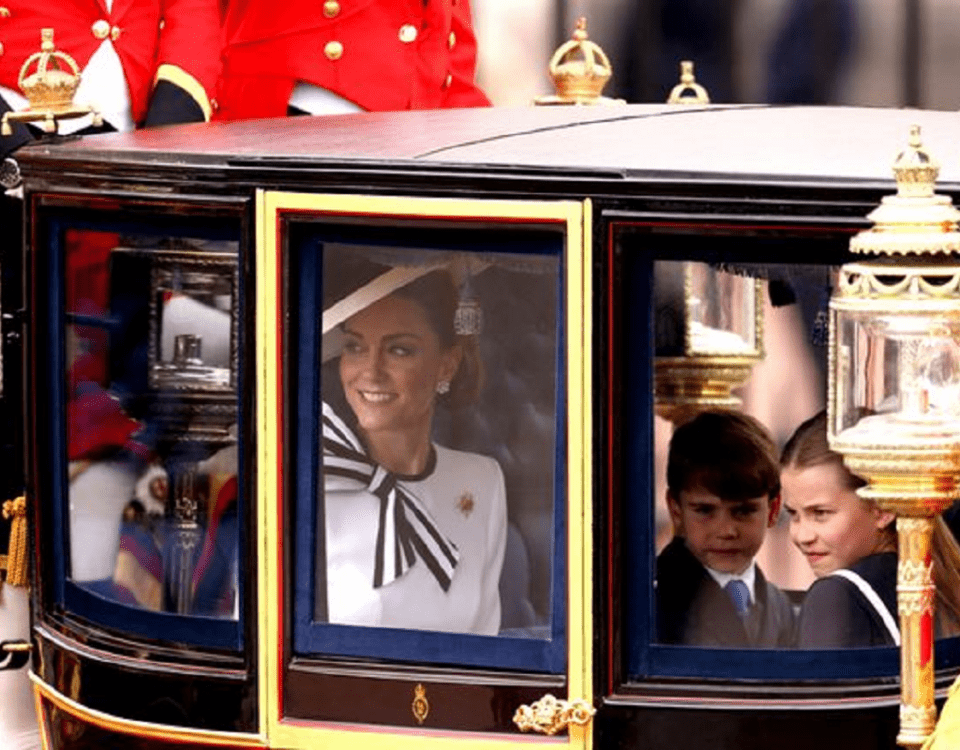 Katye Middleton con i figli in carrozza