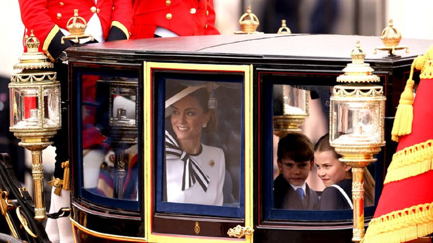 Katye Middleton con i figli in carrozza