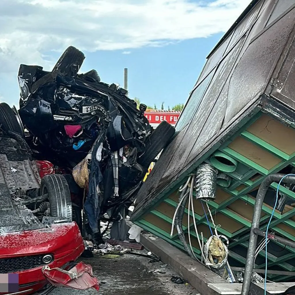 Le auto distrutte dopo lincidente stradale