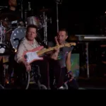 Michael J.Fox suona durante il concerto dei Coldplay