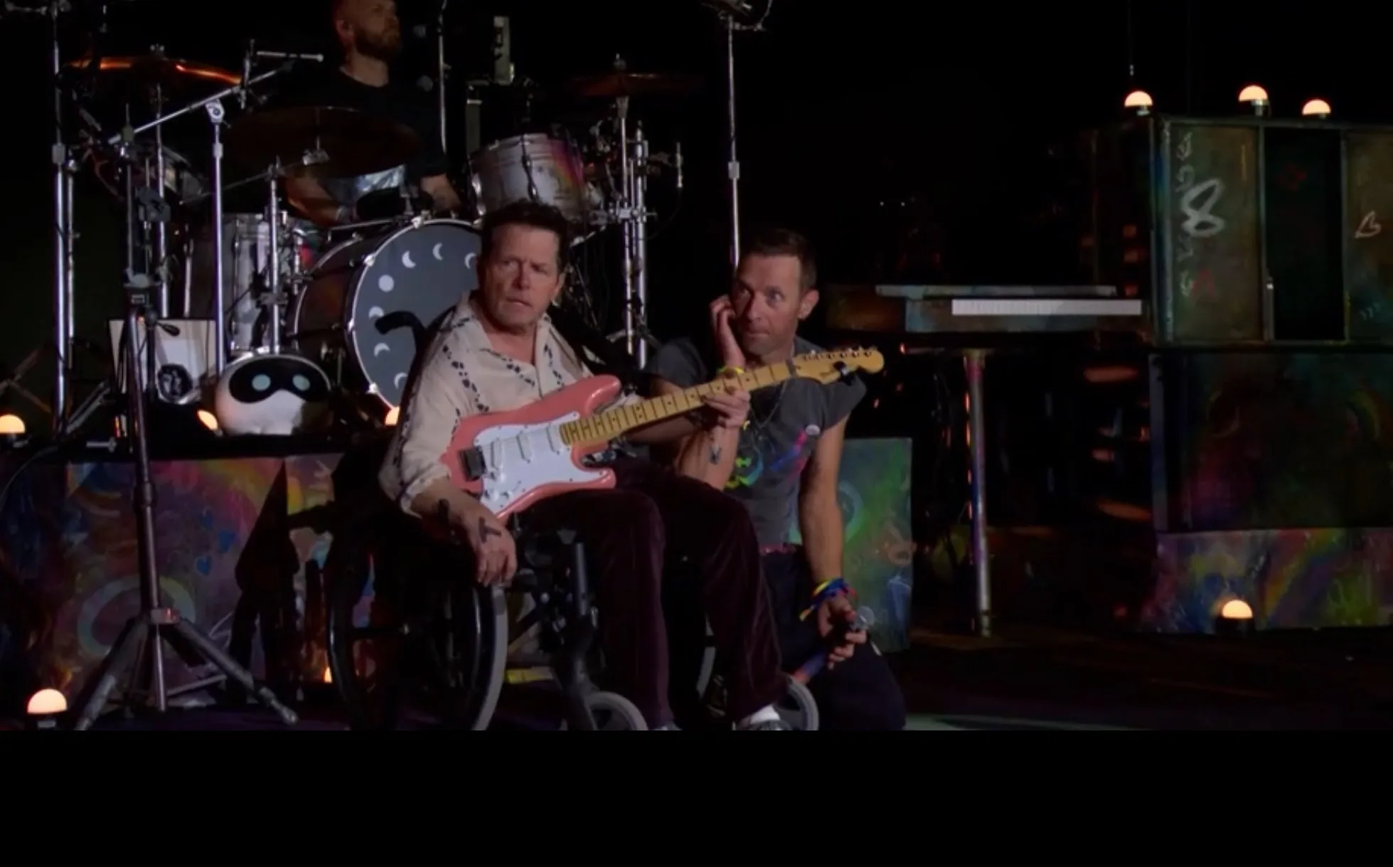 Michael J.Fox suona durante il concerto dei Coldplay