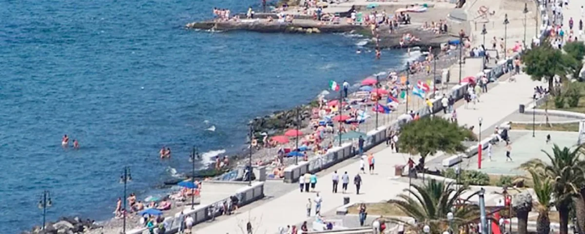 Partorisce in spiaggia a Pozzuoli