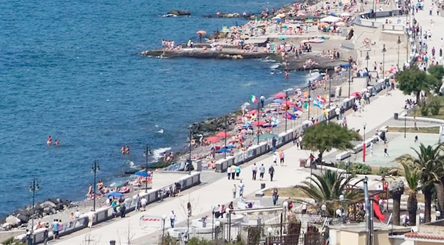 Partorisce in spiaggia a Pozzuoli