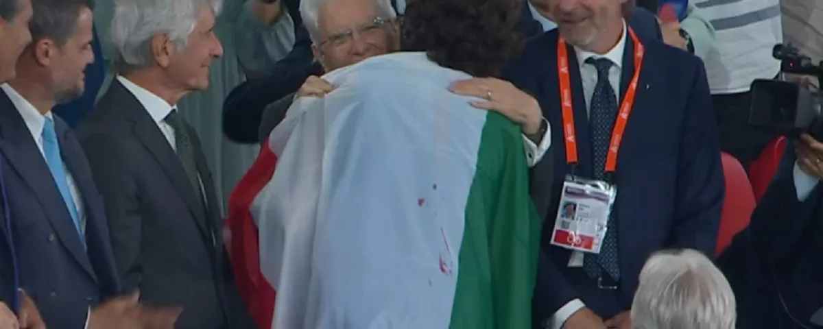Tamberi abbraccia Mattarella dopo il trionfo agli Europei