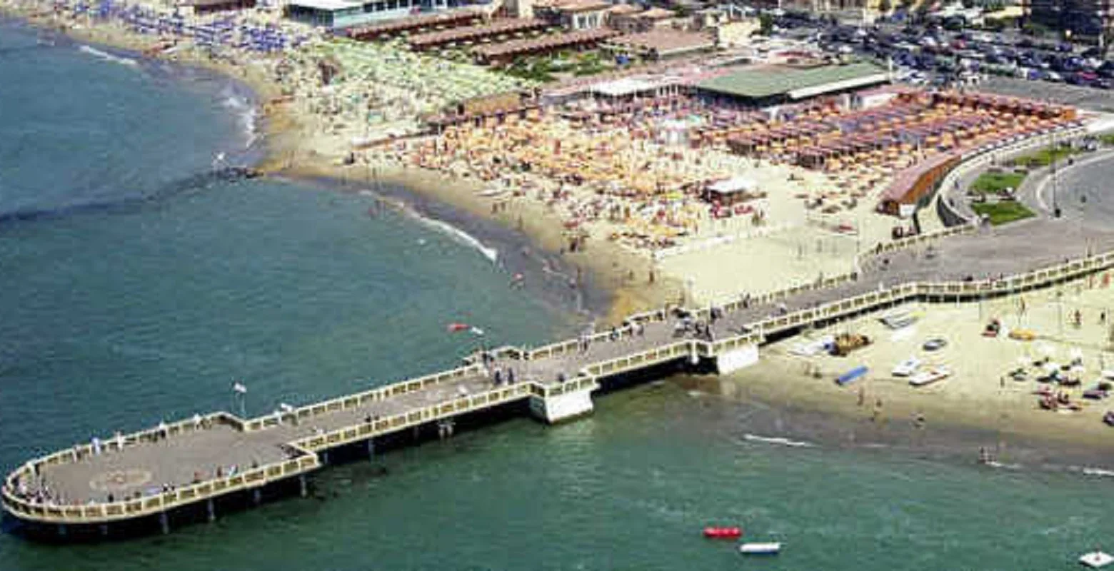 Uomo si è tuffato per amore dal pontile di piazza dei Ravennati ed è finito sugli scogli