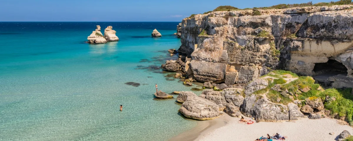 Animatore di villaggio turistico accusato di violenza in Salento