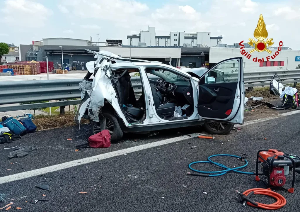 Auto distrutte dopo il drammatico incidente sulla A4