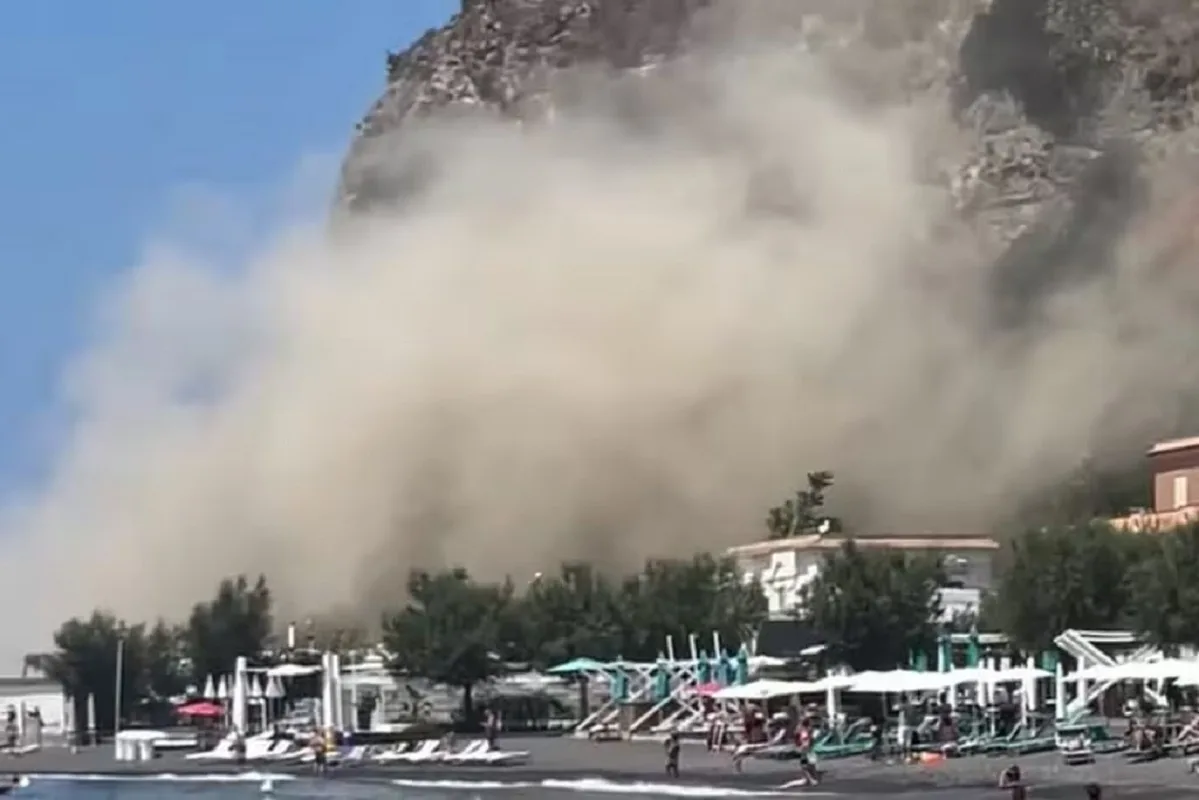 Cede costone sulla spiaggia di Monte di Procida