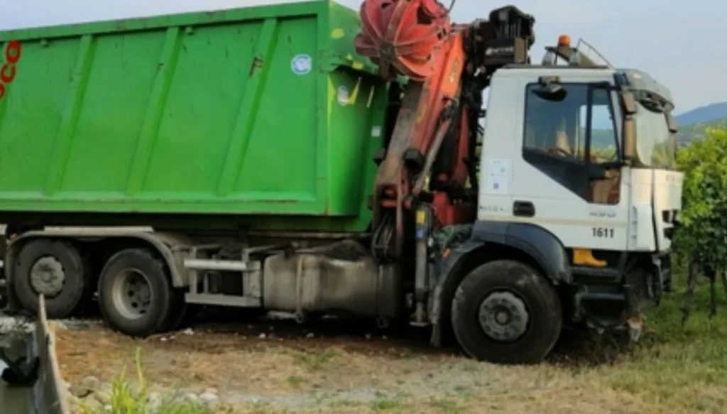 Due morti nel terribile schianto tra auto e camion della nettezza urbana