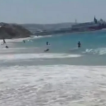 Fuga dalla spiaggia di Mykonos per un'onda anomala