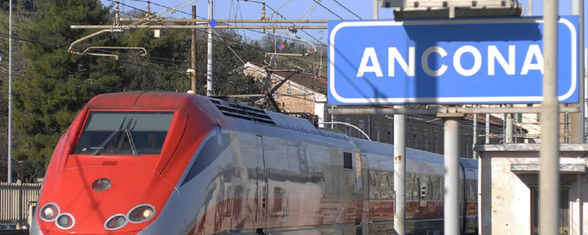 Il bambino è stato trasferito in ospedale ad Ancona dopo il malore sul Frecciarossa