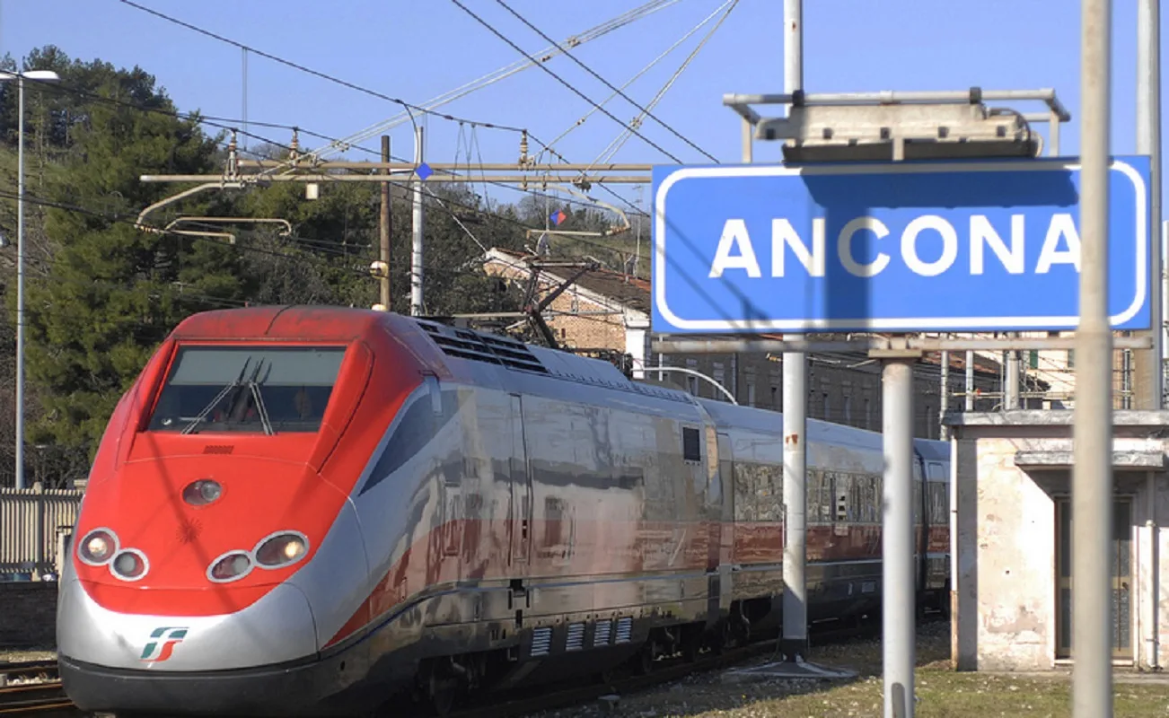 Il bambino è stato trasferito in ospedale ad Ancona dopo il malore sul Frecciarossa