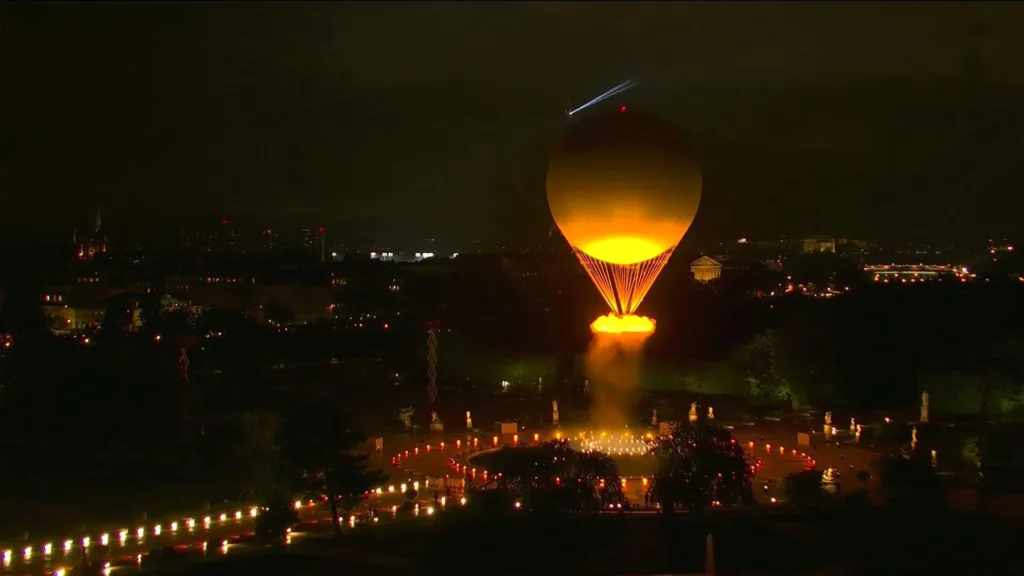 La spettacolare accesione della fiamma olimpica a Parigi 2024