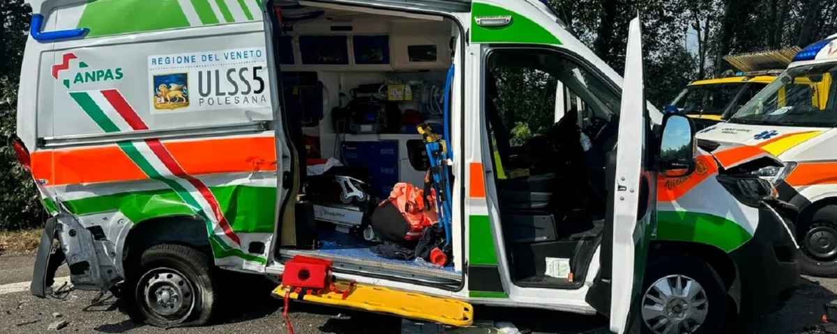 L'ambulanza dopo lo scontro con l'auto sulla Transpolesana