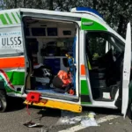 L'ambulanza dopo lo scontro con l'auto sulla Transpolesana