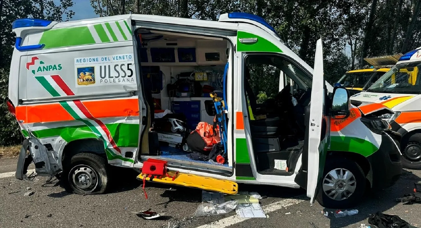 L'ambulanza dopo lo scontro con l'auto sulla Transpolesana