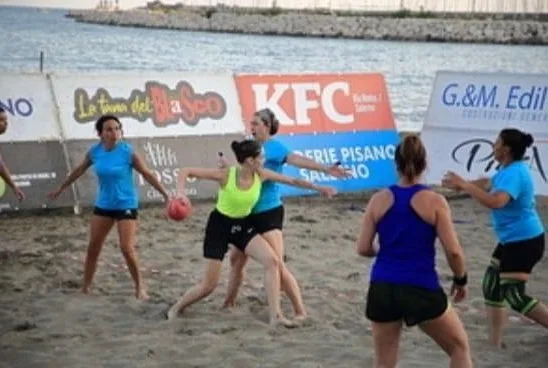 Lo spettacolo del beach handball a Salerno