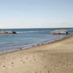 Ragazzina molestata sulla spiaggia di Ostia