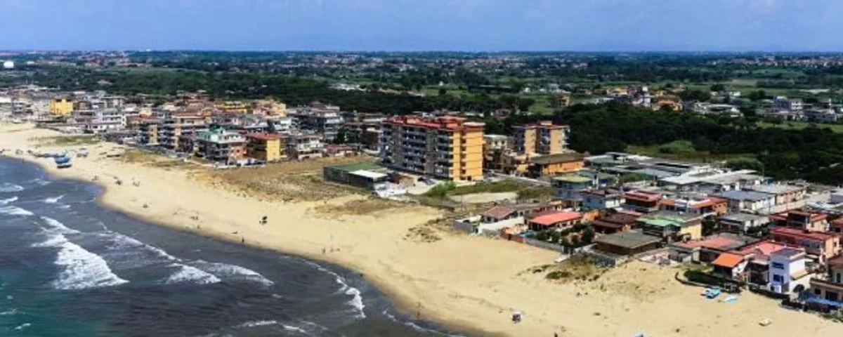 Rissa a Varcaturo per un lettino in riva al mare