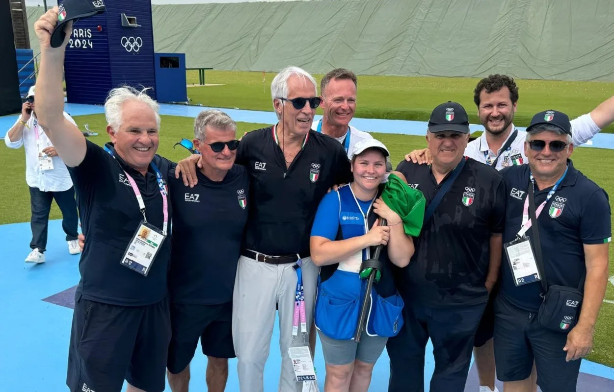 Silvana Stanco festeggia l'argento con il presidente del Coni Malagò e la delegazione italiana del tiro a volo