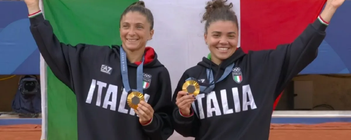 Errani Paolini mostrano la medaglia d'oro dopo la premiazione a Parigi 2024