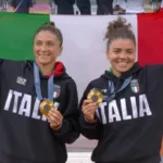 Errani Paolini mostrano la medaglia d'oro dopo la premiazione a Parigi 2024