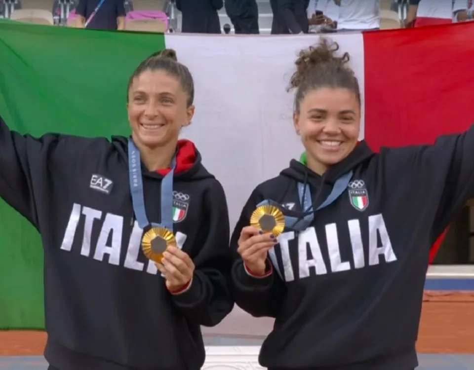 Errani Paolini mostrano la medaglia d'oro dopo la premiazione a Parigi 2024