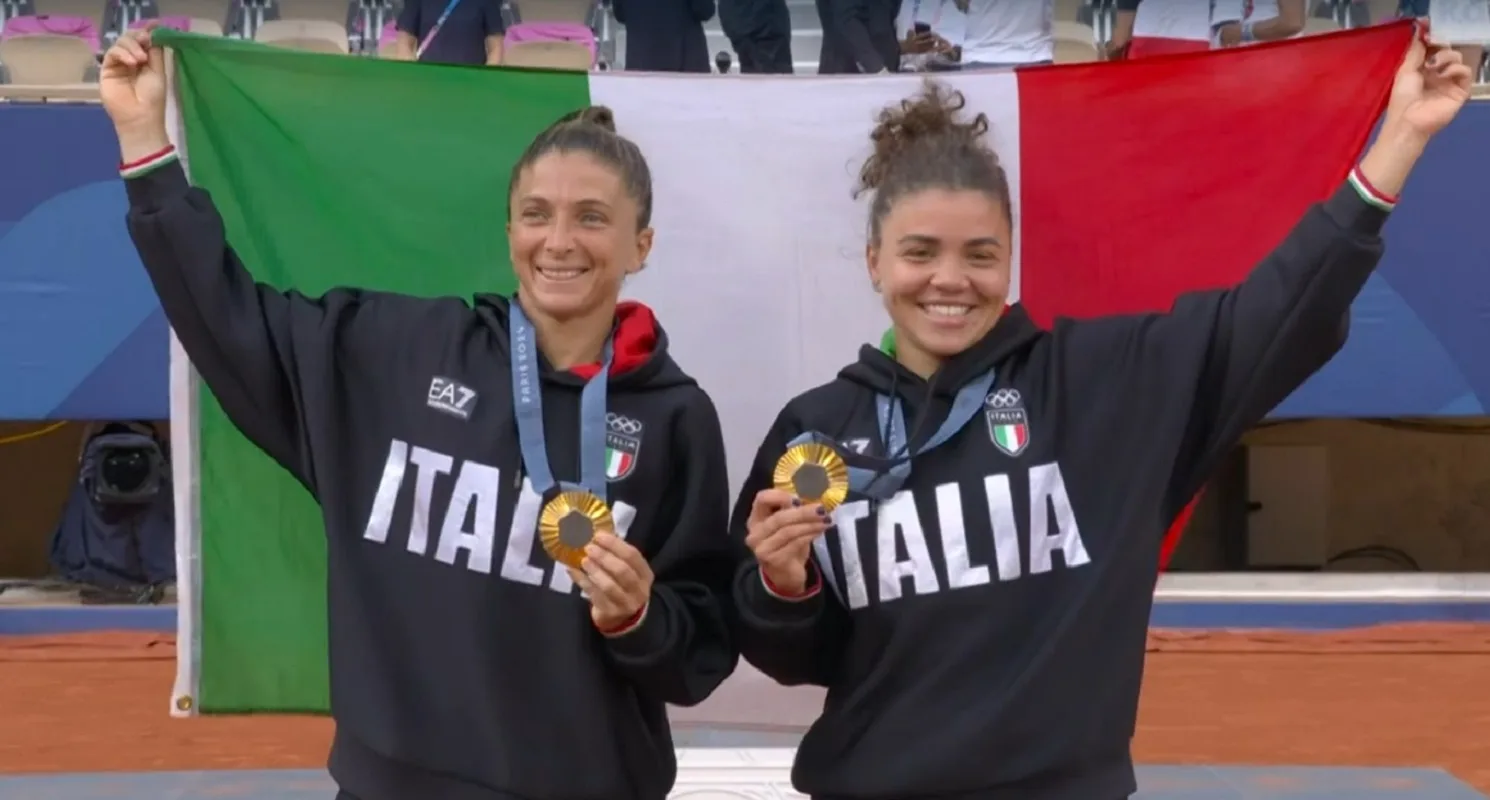 Errani Paolini mostrano la medaglia d'oro dopo la premiazione a Parigi 2024