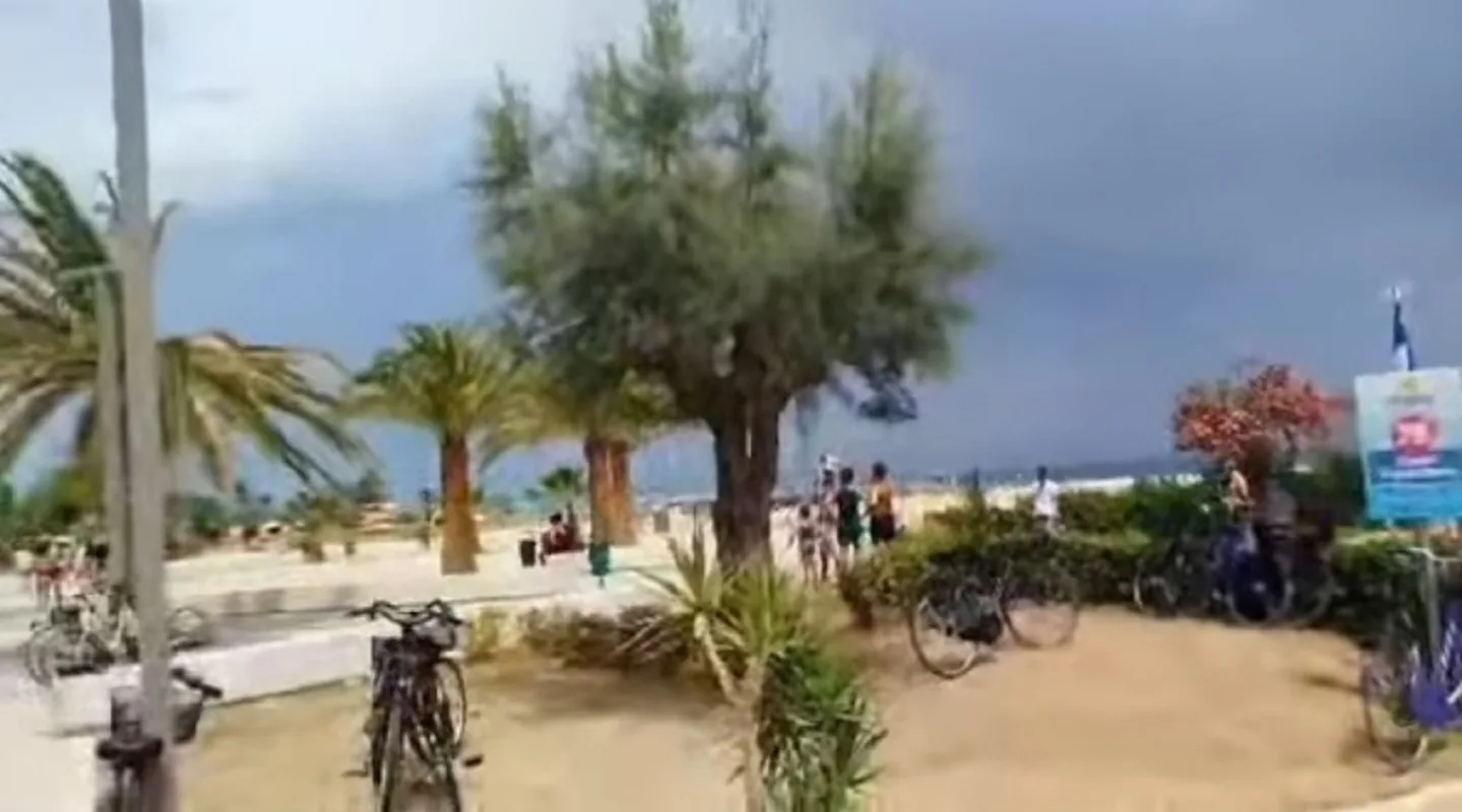 Fulmine si abbatte su una spiaggia di Alba Adriatica