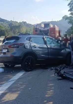 I resti della Nissan dopo l'incidente mortale sull'A20