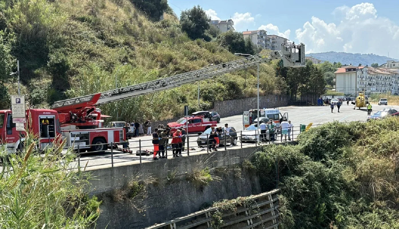 Il dirupo da dove si è lanciato il 46enne turista