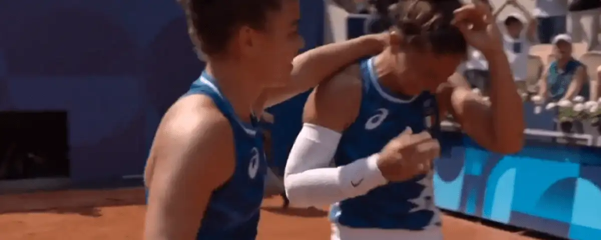 Jasmine Paolini abbraccia Sara Errani in lacrime dopo la vittoria in semifinale a Parigi 2024