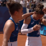 Jasmine Paolini abbraccia Sara Errani in lacrime dopo la vittoria in semifinale a Parigi 2024