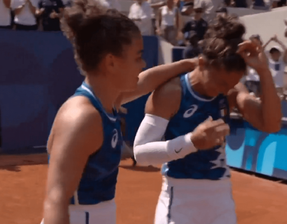 Jasmine Paolini abbraccia Sara Errani in lacrime dopo la vittoria in semifinale a Parigi 2024