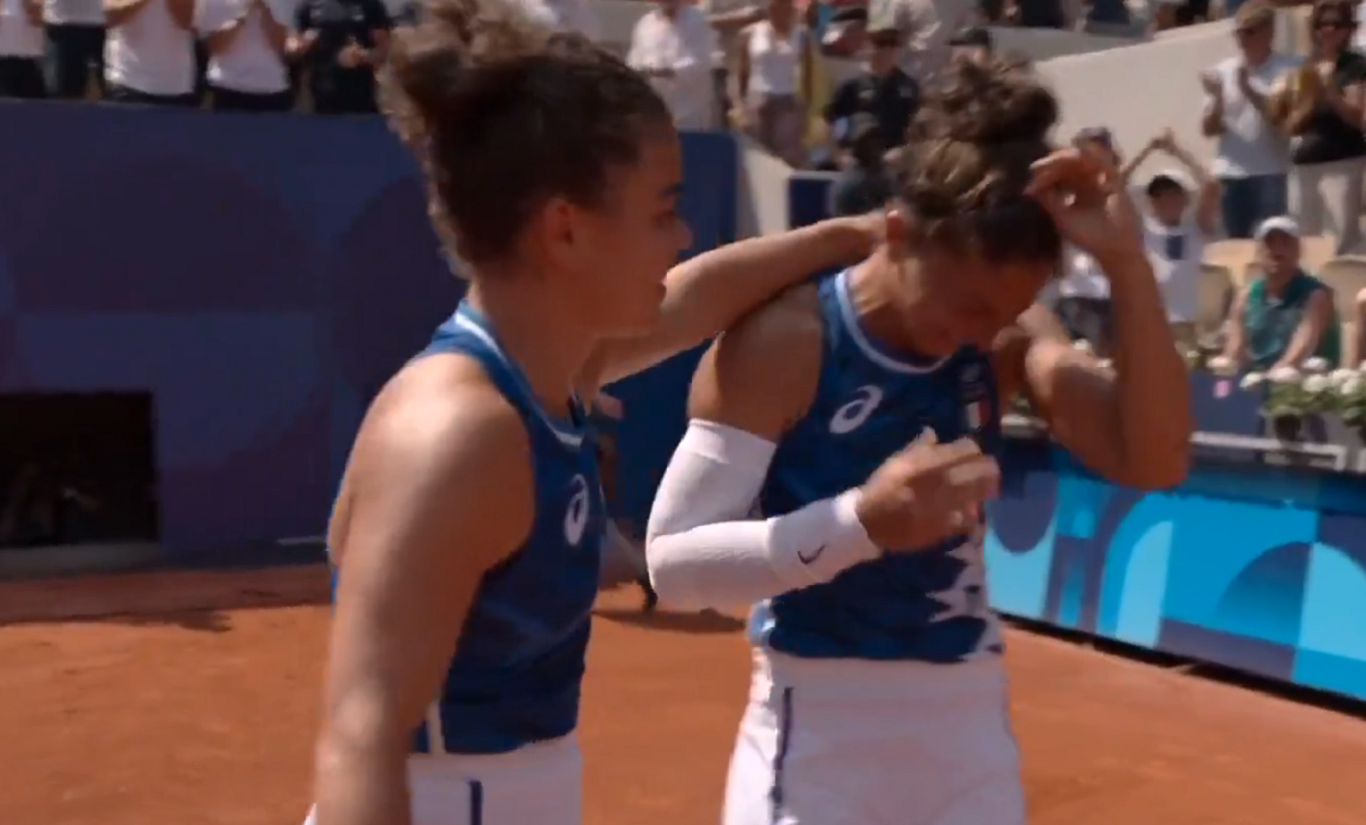 Jasmine Paolini abbraccia Sara Errani in lacrime dopo la vittoria in semifinale a Parigi 2024