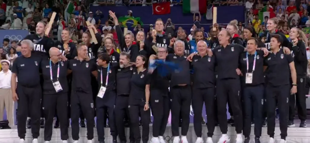 La grande festa sul podio per l'Italvolley