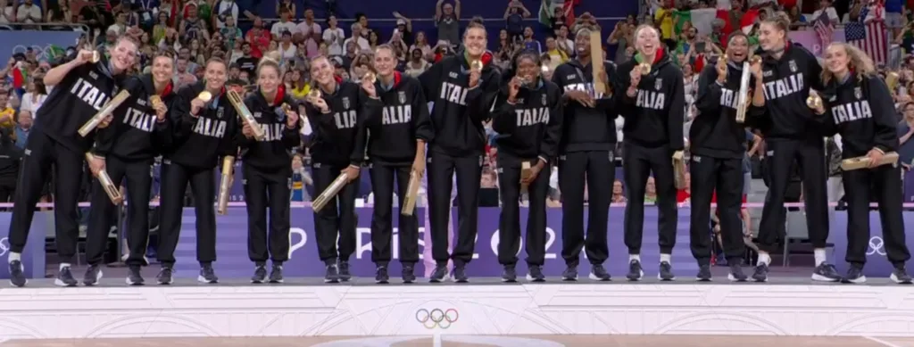 Le ragazze dell'Italvolley mostrano l'oro dopo la finale vinta con gli Usa